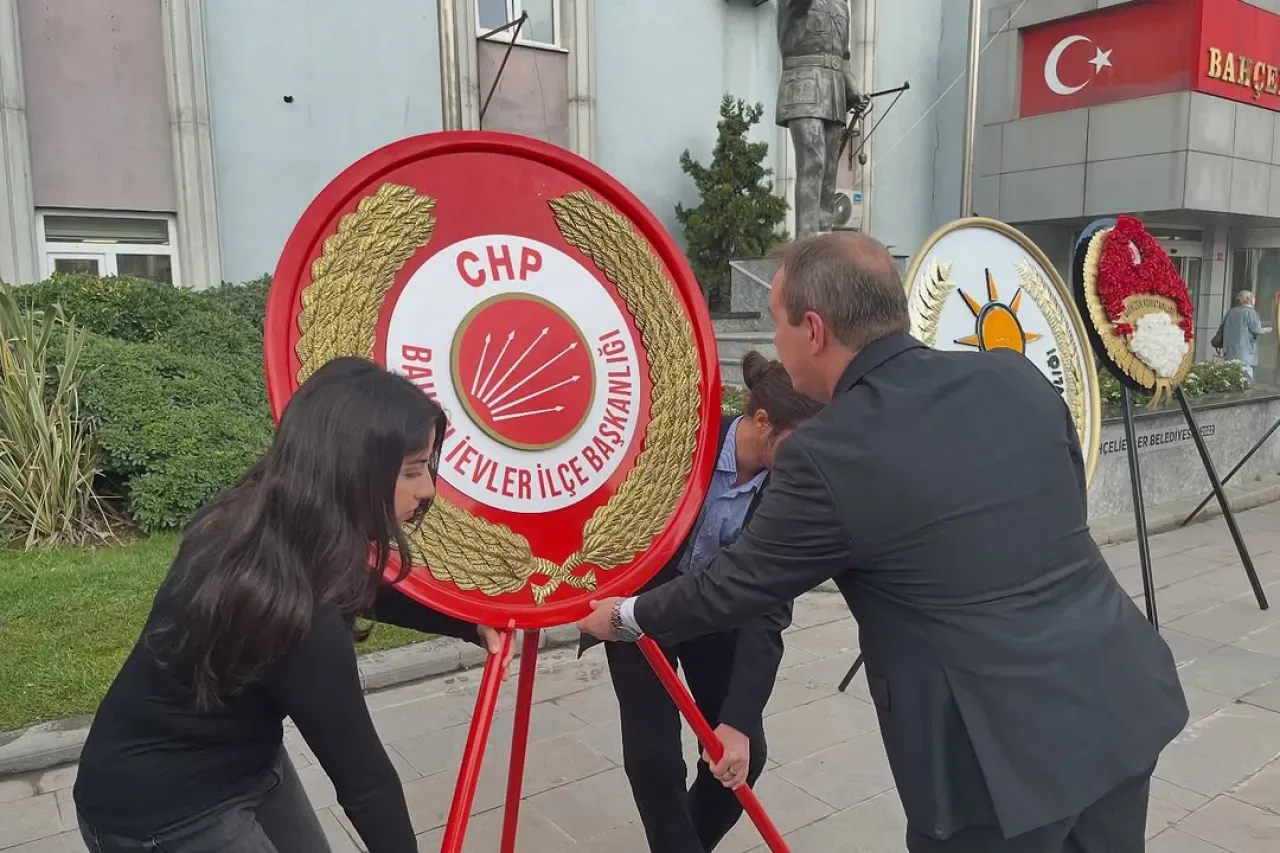 Bahçelievler'de Atatürk Anıtı'na Çelenk Bırakıldı: "10 Kasım'da Okuldayız" Bahçelievler'de Atatürk Anıtı'na Çelenk Bırakıldı: "10 Kasım'da Okuldayız"