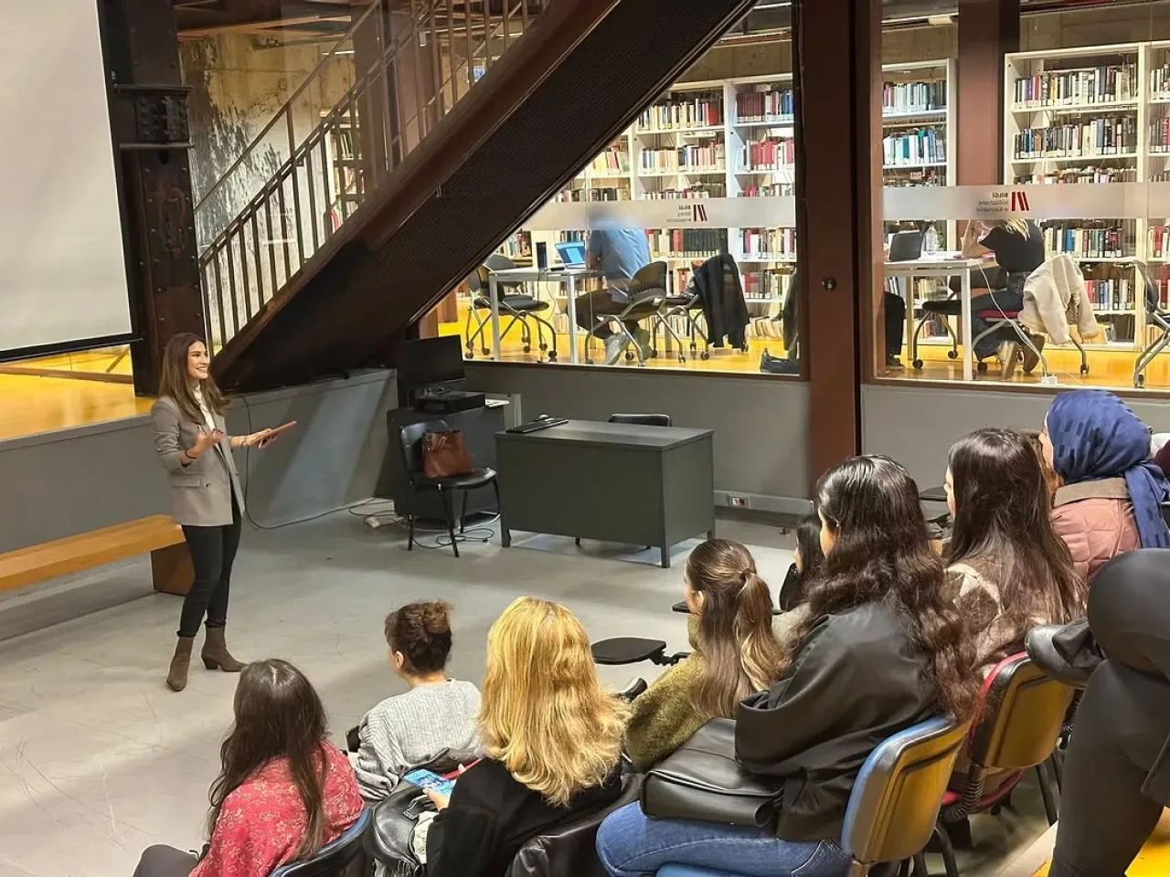 İstanbul Bilgi Üniversitesi Mezunu Simay Salı Şevik, Londra Deneyimlerini Öğrencilerle Paylaştı İstanbul Bilgi Üniversitesi Mezunu Simay Salı Şevik, Londra Deneyimlerini Öğrencilerle Paylaştı