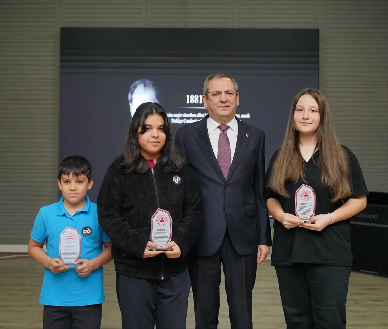 Ayvalık'ta 10 Kasım'da Atatürk Anıldı ve Lokma Hayrı Dağıtıldı Ayvalık'ta 10 Kasım'da Atatürk Anıldı ve Lokma Hayrı Dağıtıldı