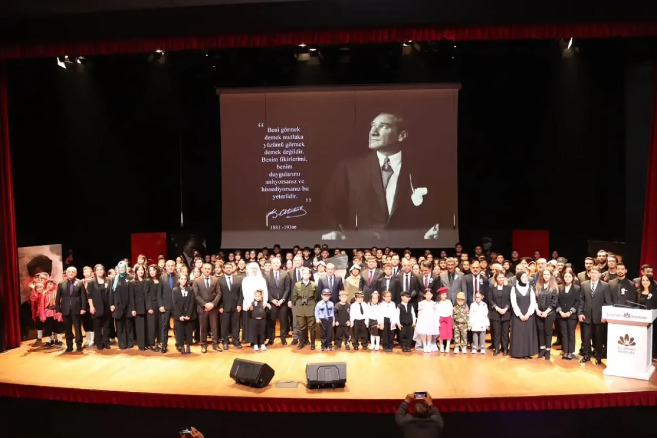 Sultanbeyli'de 10 Kasım'da Atatürk, Sanat ve Duygu Dolu Bir Törenle Anıldı Sultanbeyli'de 10 Kasım'da Atatürk, Sanat ve Duygu Dolu Bir Törenle Anıldı
