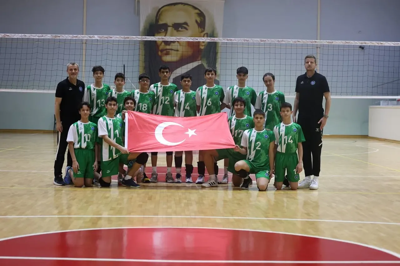 Bursa Büyükşehir Belediyespor, Yıldız Erkekler Voleybol Ligi'nde Fırtına'yı Fırtına Gibi Geçti Bursa Büyükşehir Belediyespor, Yıldız Erkekler Voleybol Ligi'nde Fırtına'yı Fırtına Gibi Geçti