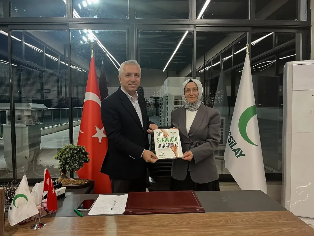 AK Parti Esenler İlçe Başkanlığı, Yeşilay Esenler Şubesi'ni Ziyaret Etti AK Parti Esenler İlçe Başkanlığı, Yeşilay Esenler Şubesi'ni Ziyaret Etti