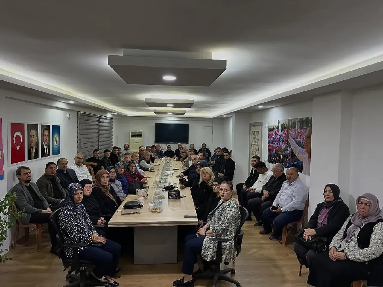 Serik AK Parti İlçe Başkanı Ahmet Söker Başkanlığında Danışma Toplantısı Yapıldı Serik AK Parti İlçe Başkanı Ahmet Söker Başkanlığında Danışma Toplantısı Yapıldı