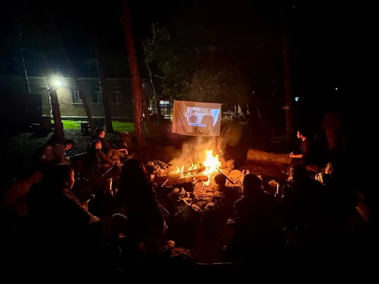 Çatalca'da Öğretmenler Açık Havada Atatürk Filmi İzledi Çatalca'da Öğretmenler Açık Havada Atatürk Filmi İzledi