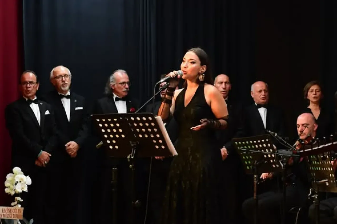 Osmangazi'de Atatürk'ün Sevdiği Şarkılar Konseriyle Duygu Dolu Anlar Osmangazi'de Atatürk'ün Sevdiği Şarkılar Konseriyle Duygu Dolu Anlar
