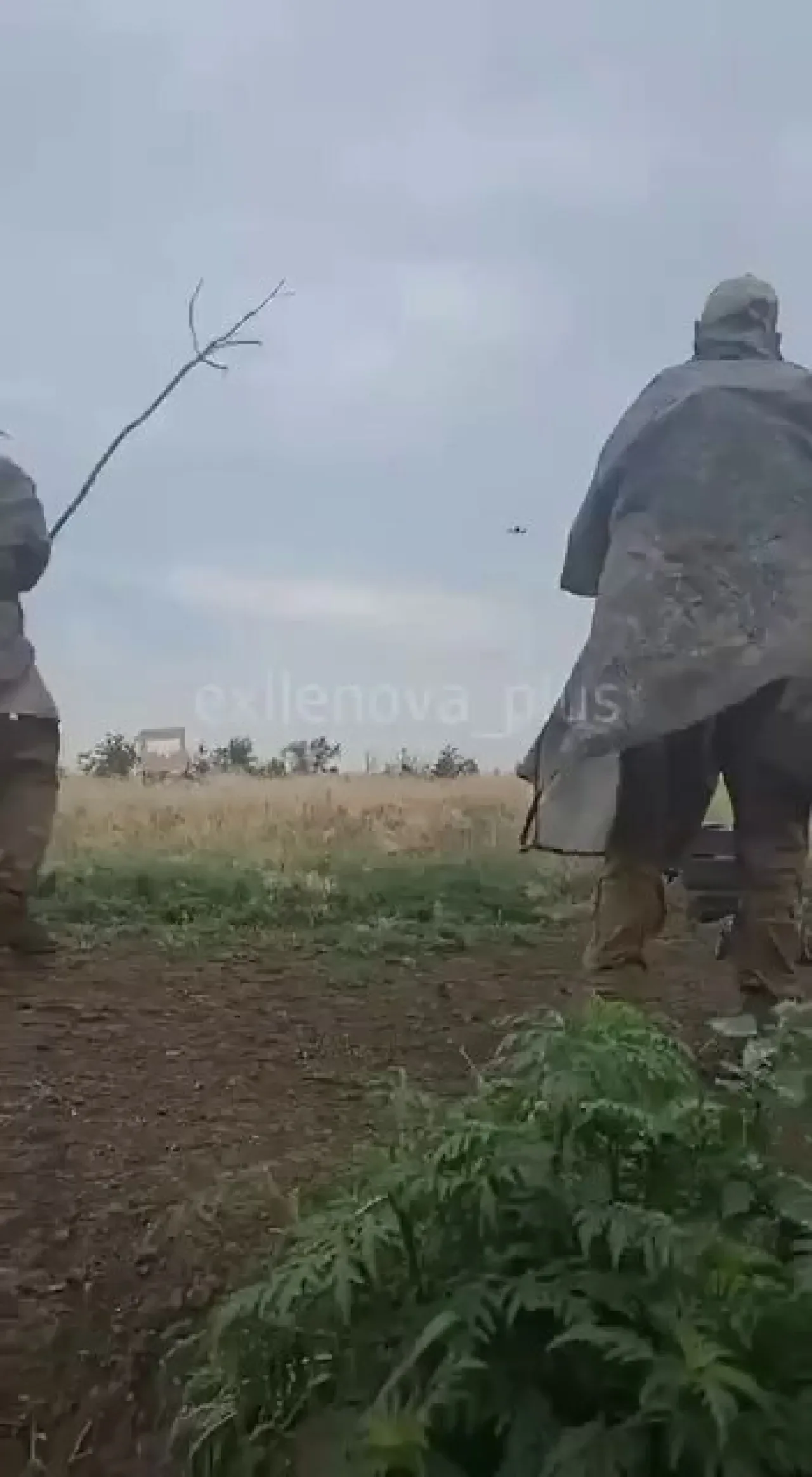 Rus Askerleri, FPV Drone Tehdidine Karşı Ağaç Dallarıyla Savunma Eğitimi Alıyor Rus Askerleri, FPV Drone Tehdidine Karşı Ağaç Dallarıyla Savunma Eğitimi Alıyor