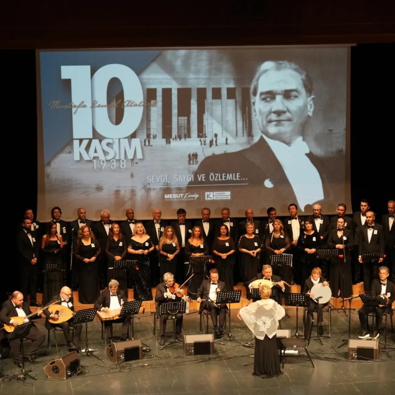 Kadıköy'de 10 Kasım'da Atatürk'ün Sevdiği Şarkılar Seslendirildi Kadıköy'de 10 Kasım'da Atatürk'ün Sevdiği Şarkılar Seslendirildi