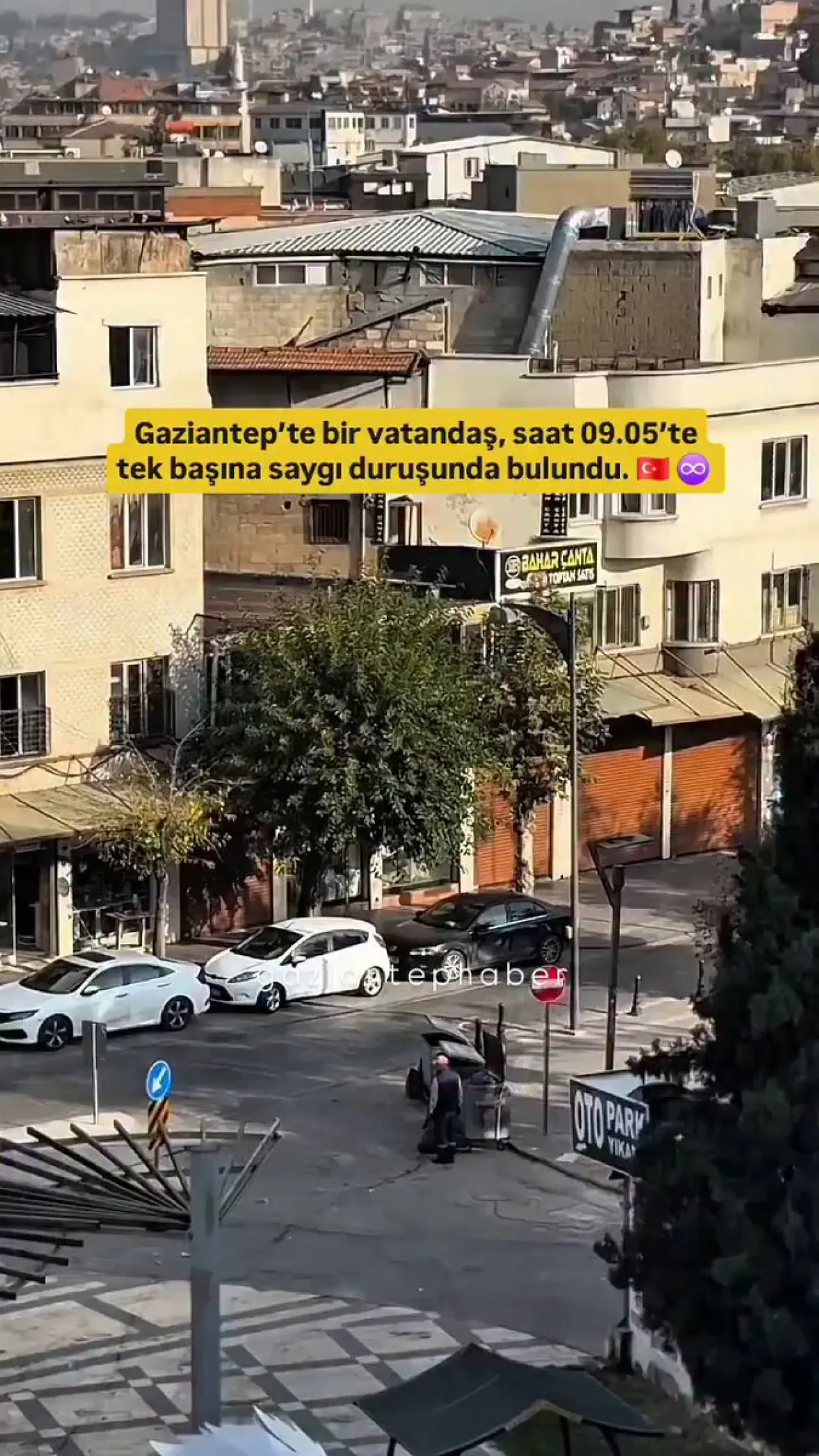 Gaziantep'te Atatürk Anıtı Önünde Tek Başına Saygı Duruşu Gaziantep'te Atatürk Anıtı Önünde Tek Başına Saygı Duruşu