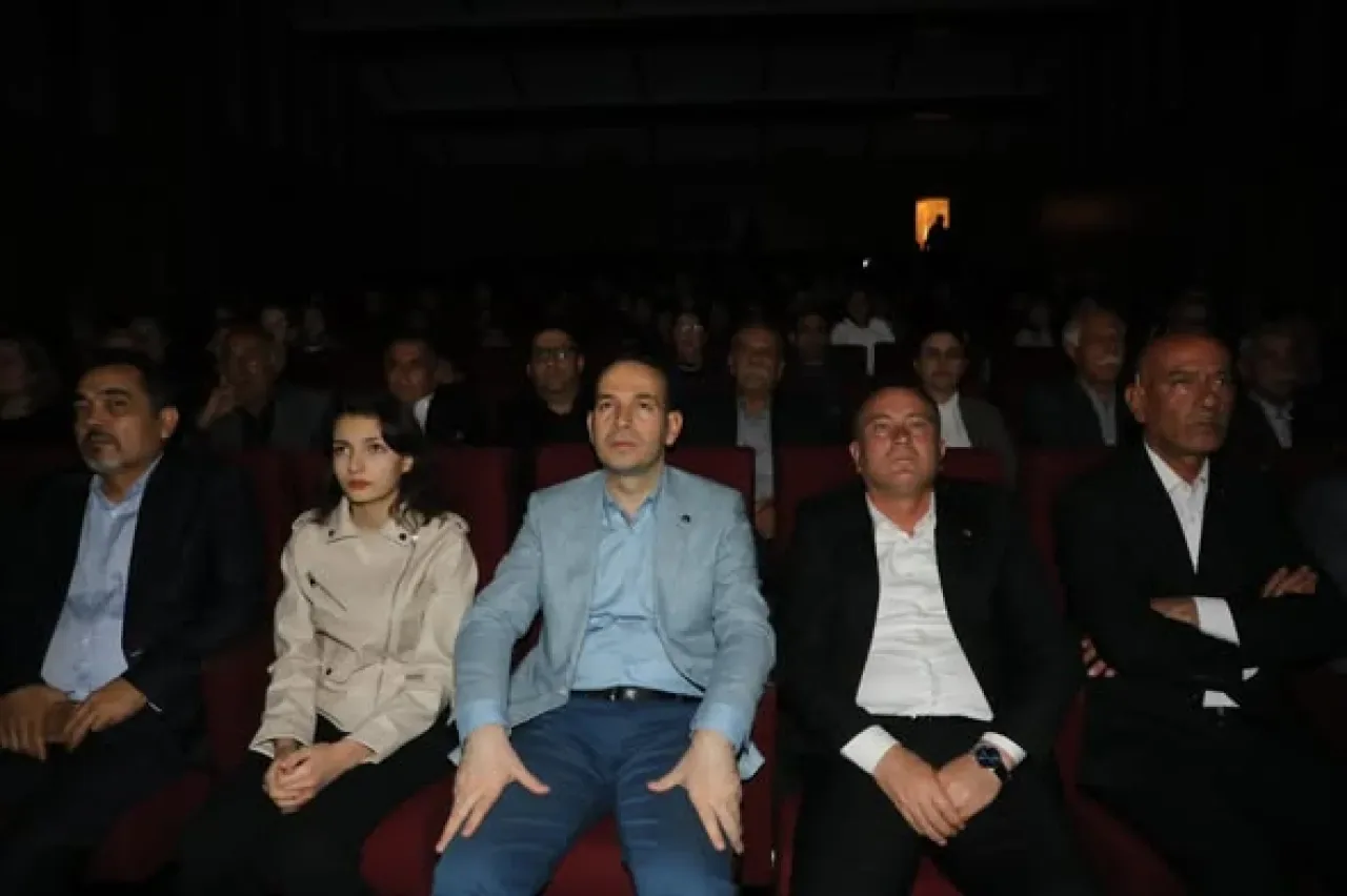 Nizip'te Atatürk'ü Anma Töreni Duygusal Anlara Sahne Oldu Nizip'te Atatürk'ü Anma Töreni Duygusal Anlara Sahne Oldu