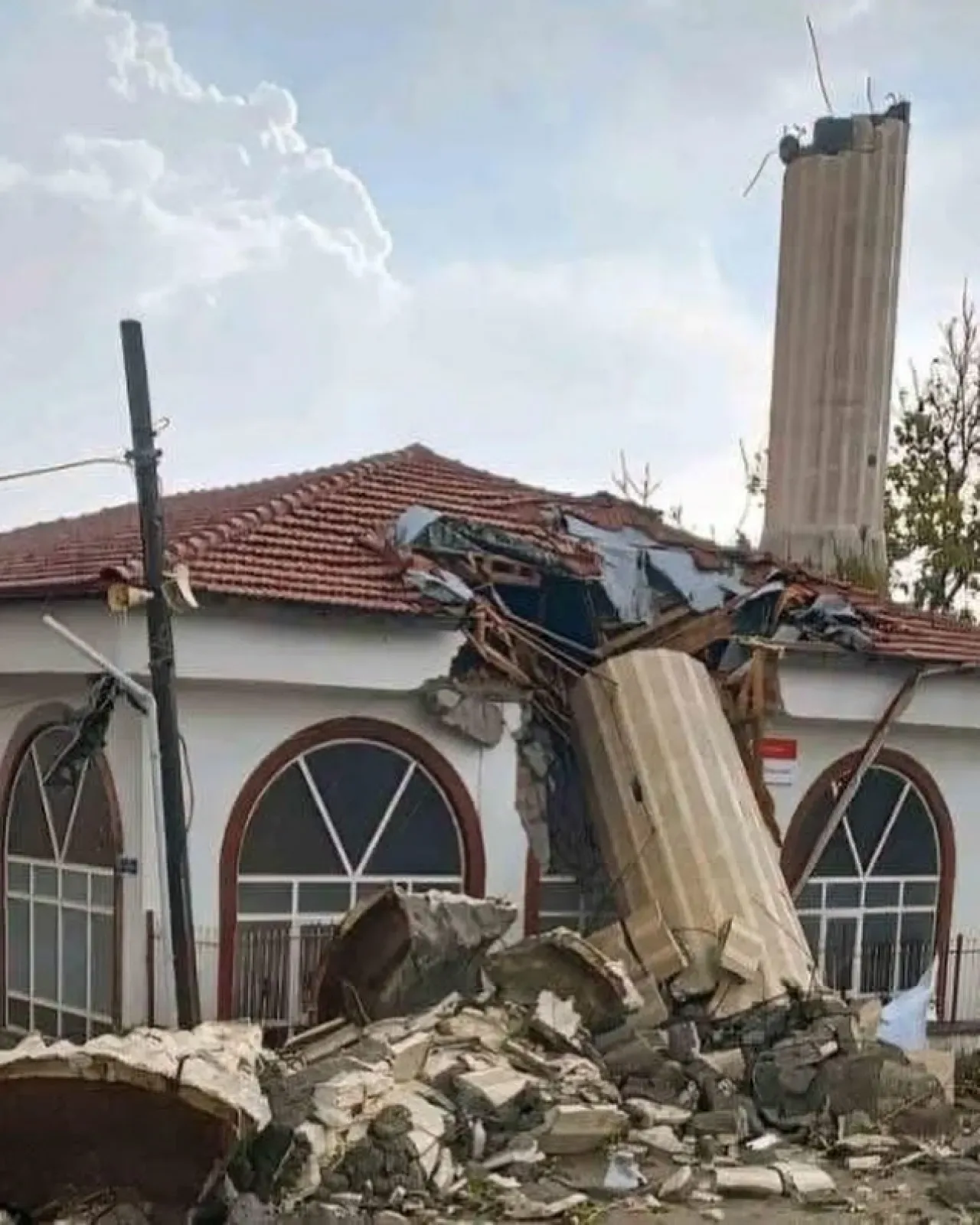 Ayaş'ta Afette Zarar Gören Cami Minare Onarımı Sürüyor, Çatı Tadilatı Belediye Tarafından Yapılıyor Ayaş'ta Afette Zarar Gören Cami Minare Onarımı Sürüyor, Çatı Tadilatı Belediye Tarafından Yapılıyor