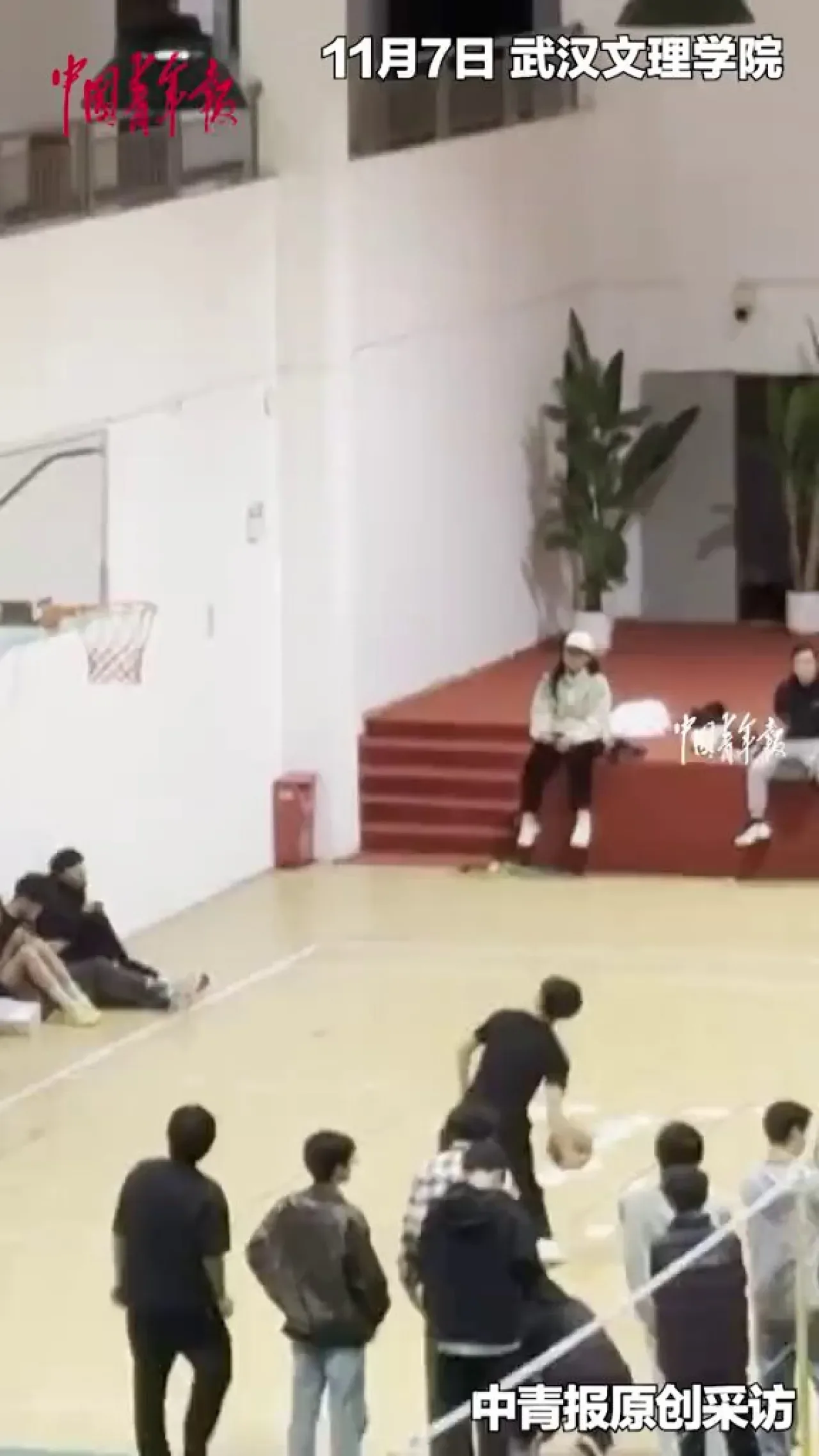 Basketbol Tutkunu, Spor Salonunun Üçüncü Katından İnanılmaz Uzun Mesafe Şutu ile Seyirciyi Coşturdu Basketbol Tutkunu, Spor Salonunun Üçüncü Katından İnanılmaz Uzun Mesafe Şutu ile Seyirciyi Coşturdu