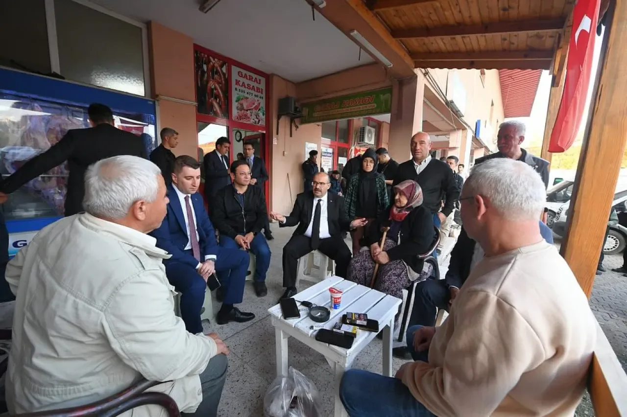 Sındırgı Depremi Sonrası Vali Ustaoğlu Bölgede İncelemelerde Bulundu Sındırgı Depremi Sonrası Vali Ustaoğlu Bölgede İncelemelerde Bulundu