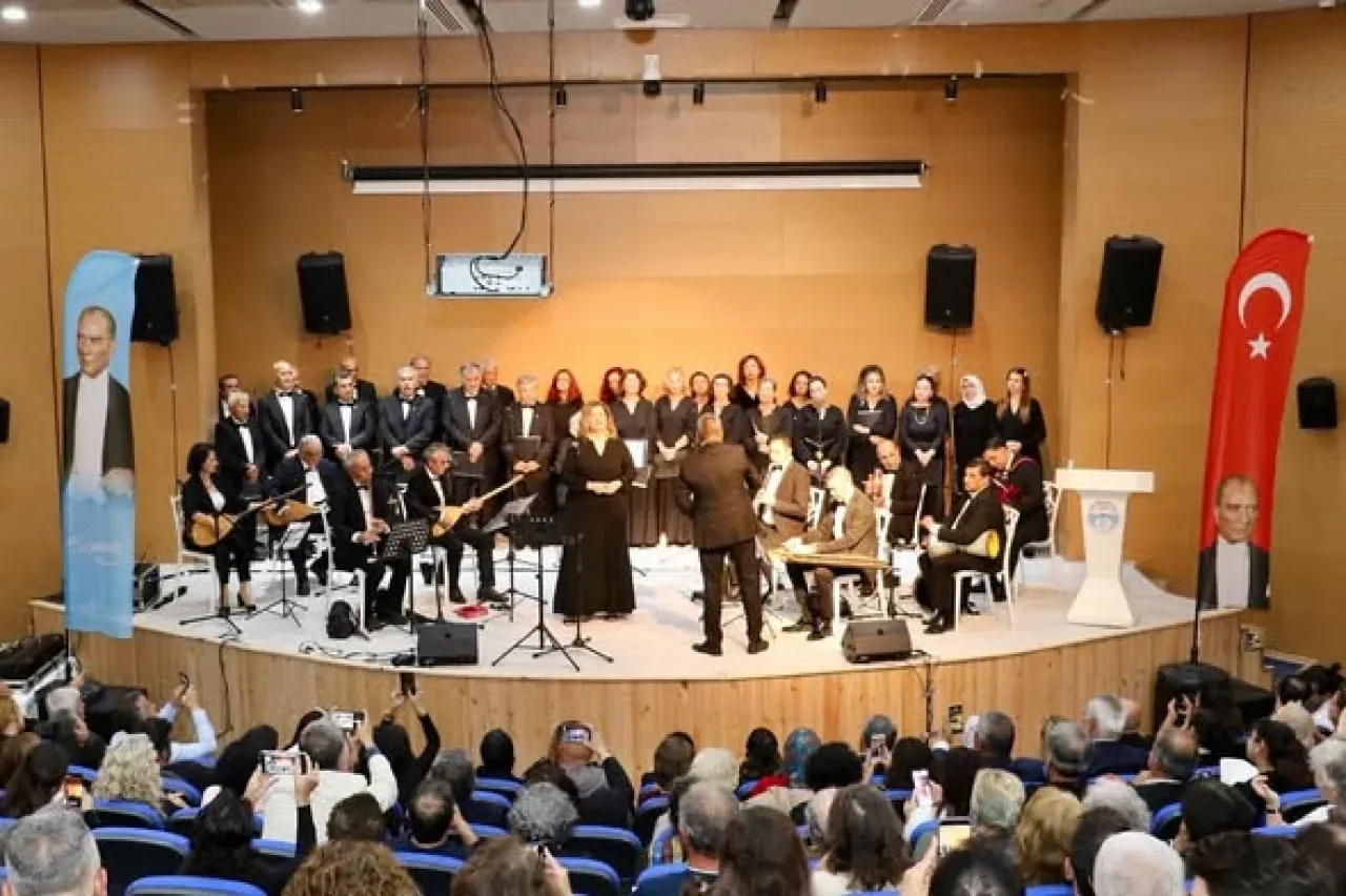 Kaş'ta Atatürk Anma Konseri: Sevdiği Şarkılar Duygu Dolu Anlar Yaşattı Kaş'ta Atatürk Anma Konseri: Sevdiği Şarkılar Duygu Dolu Anlar Yaşattı