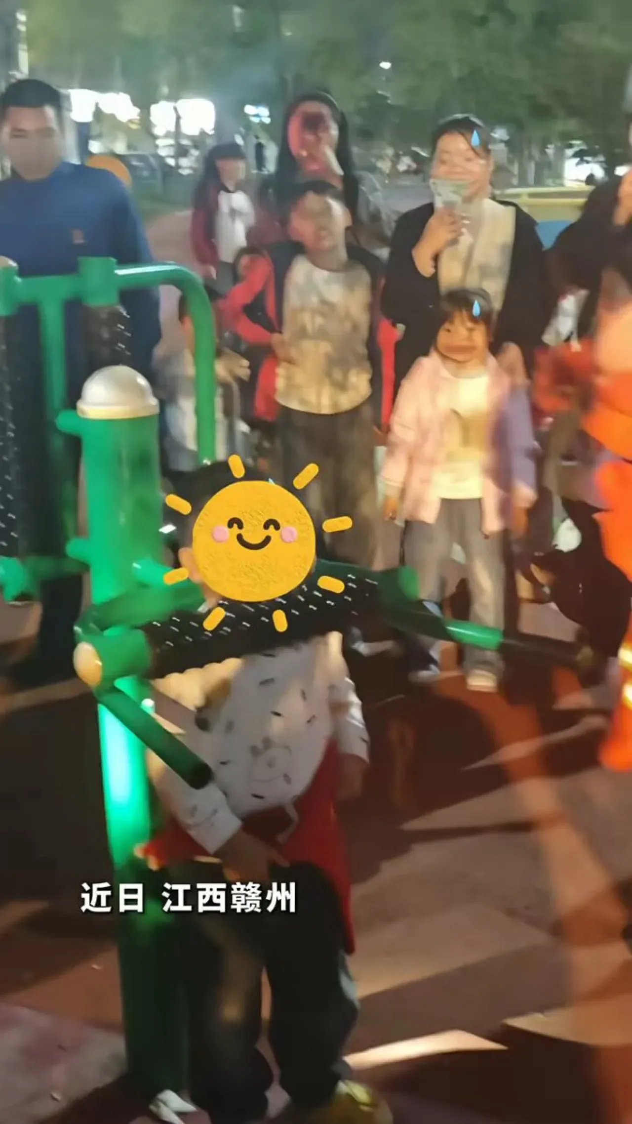 Jiangxi'de Çocuğun Başı Açık Hava Spor Aletine Sıkıştı Jiangxi'de Çocuğun Başı Açık Hava Spor Aletine Sıkıştı
