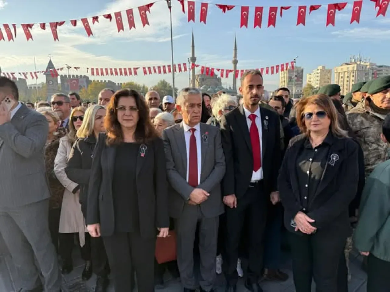 CHP Kayseri İl Başkanı, Atatürk Anıtı'na Çelenk Sunarak 10 Kasım'ı Andı CHP Kayseri İl Başkanı, Atatürk Anıtı'na Çelenk Sunarak 10 Kasım'ı Andı