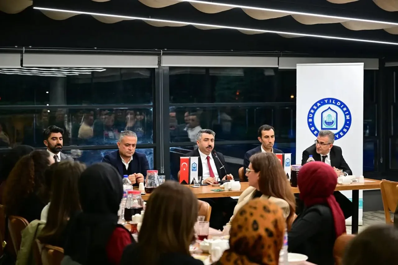 Bursa Yıldırım Belediye Başkanı Oktay Yılmaz, Ekip Çalışmasını Öne Çıkardı Bursa Yıldırım Belediye Başkanı Oktay Yılmaz, Ekip Çalışmasını Öne Çıkardı