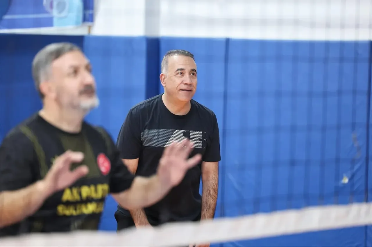 Sultangazi'de Belediye Başkanı Dursun ve AK Parti Teşkilatı Voleybol Maçında Ter Attı Sultangazi'de Belediye Başkanı Dursun ve AK Parti Teşkilatı Voleybol Maçında Ter Attı