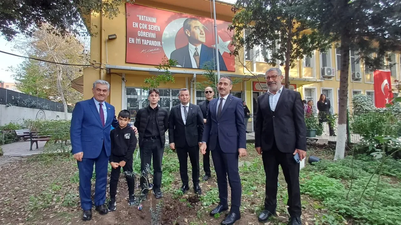 Bakırköy'de Atatürk Anısına Fidan Dikim Etkinliği Gerçekleştirildi Bakırköy'de Atatürk Anısına Fidan Dikim Etkinliği Gerçekleştirildi