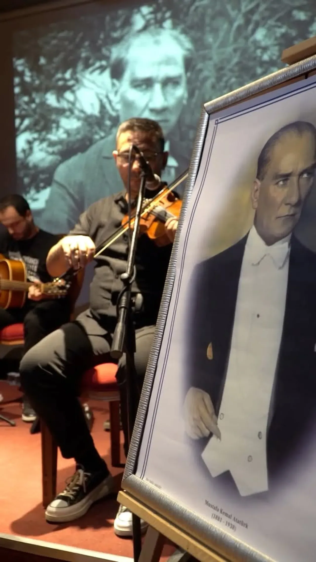 Selçuk'ta 10 Kasım Atatürk'ü Anma Töreni Duygusal Anlara Sahne Oldu Selçuk'ta 10 Kasım Atatürk'ü Anma Töreni Duygusal Anlara Sahne Oldu