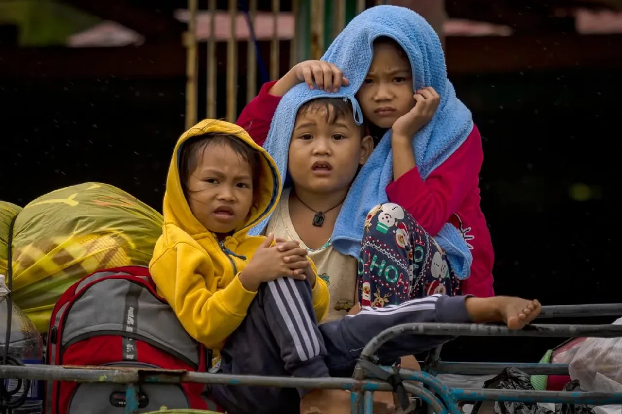 Filipinler'de Fung Wong Tayfunu: 4 Can Kaybı, 1.4 Milyon Kişi Etkilendi Filipinler'de Fung Wong Tayfunu: 4 Can Kaybı, 1.4 Milyon Kişi Etkilendi