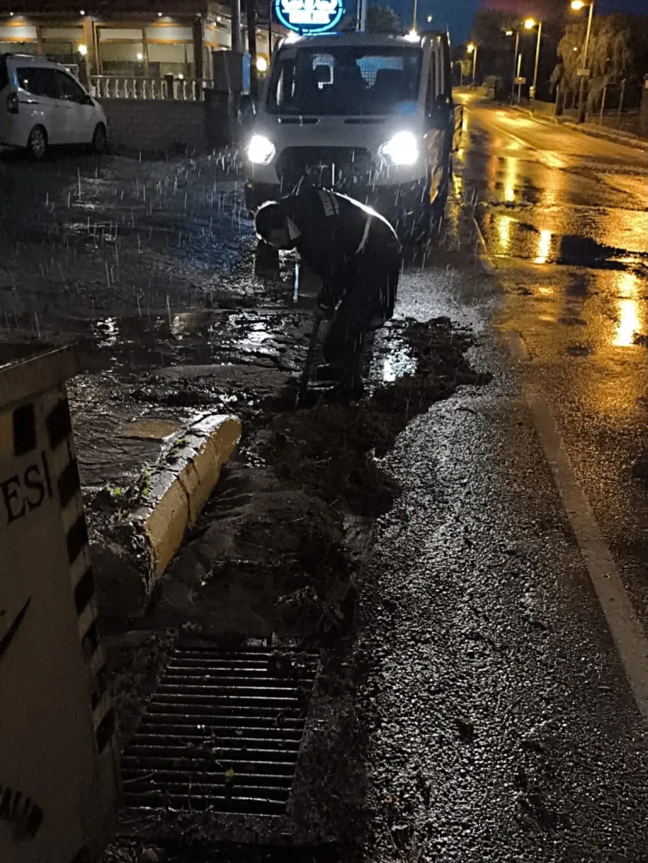 Ayvalık'ta Etkili Yağış Sonrası Belediye Ekipleri Sefere Geçti Ayvalık'ta Etkili Yağış Sonrası Belediye Ekipleri Sefere Geçti