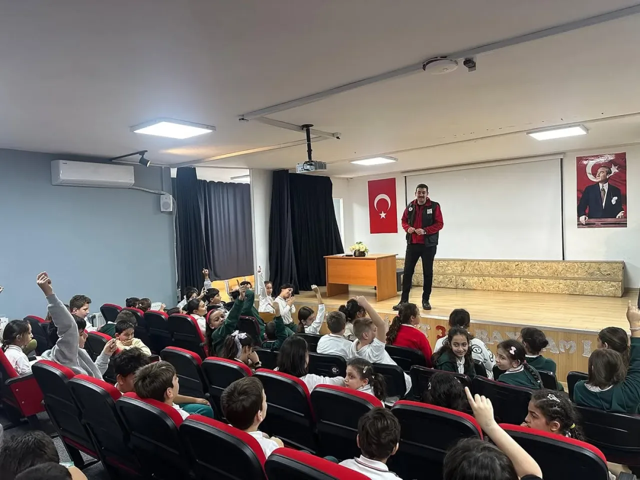 Büyükçekmece Belediyesi BAKUT Ekibi, Öğrencilere Afet Farkındalık Eğitimi Verdi Büyükçekmece Belediyesi BAKUT Ekibi, Öğrencilere Afet Farkındalık Eğitimi Verdi