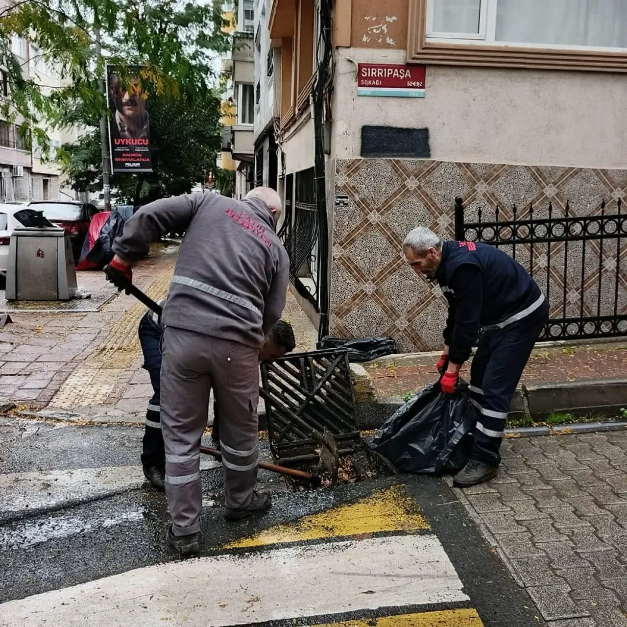 Fatih Belediyesi Ekipleri, Yağmur Sezonu Öncesi Mazgalları Temizliyor Fatih Belediyesi Ekipleri, Yağmur Sezonu Öncesi Mazgalları Temizliyor