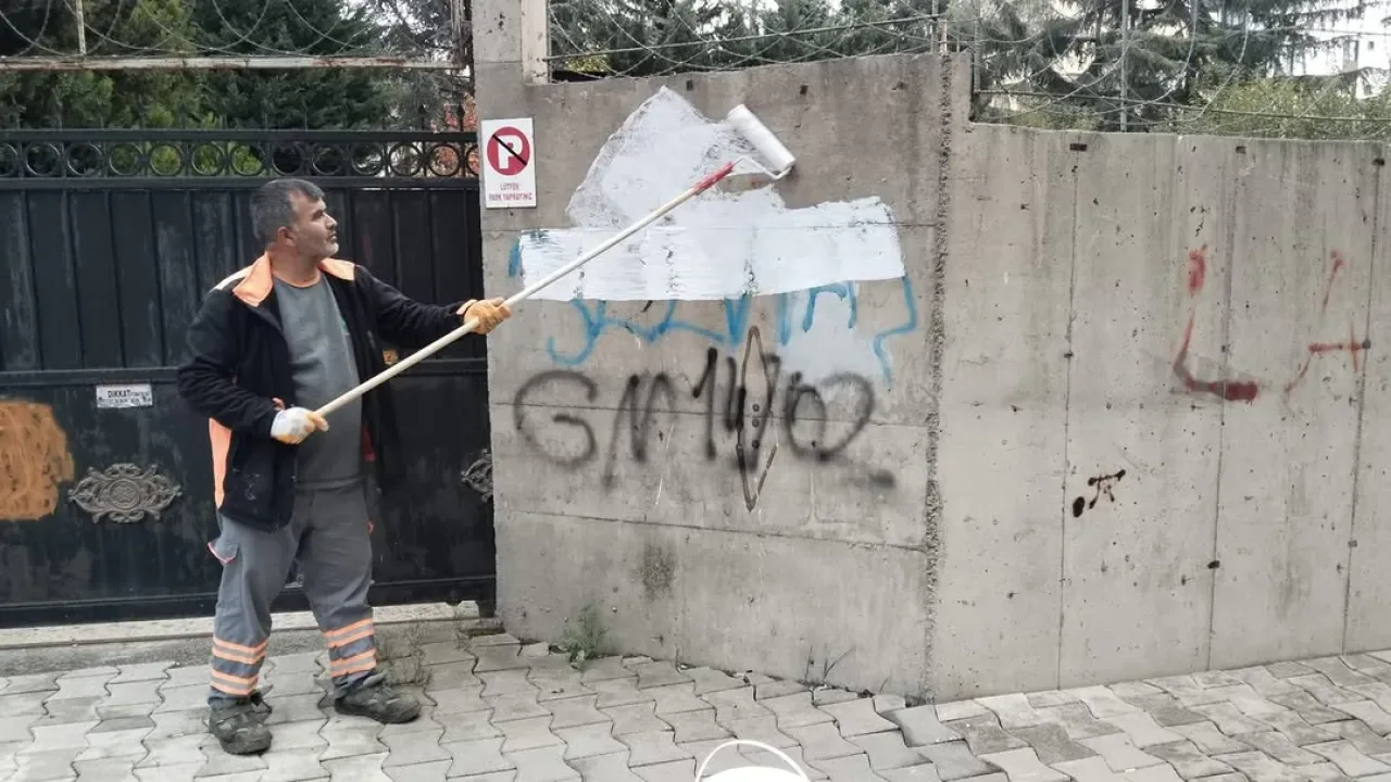 Çekmeköy Belediyesi, İlçedeki Grafitileri Temizleyerek Kent Estetiğini Koruyor Çekmeköy Belediyesi, İlçedeki Grafitileri Temizleyerek Kent Estetiğini Koruyor