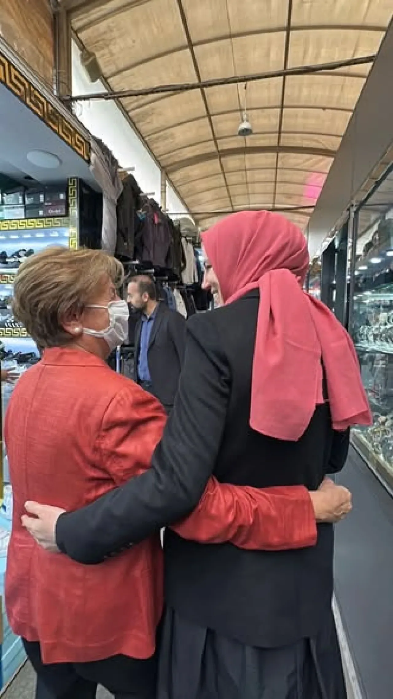 AK Partili Zeynep Yıldız, Maltepe Pazarı Esnafını Ziyaret Etti AK Partili Zeynep Yıldız, Maltepe Pazarı Esnafını Ziyaret Etti