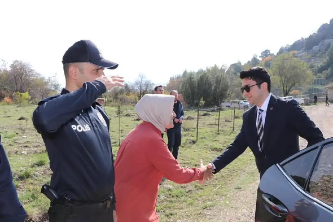 İbradı'da Geleceğe Nefes Olmak İçin Fidanlar Toprakla Buluştu İbradı'da Geleceğe Nefes Olmak İçin Fidanlar Toprakla Buluştu
