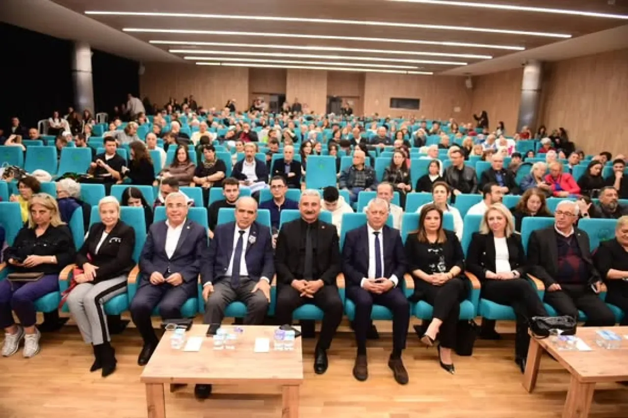 Osmangazi Belediyesi TSMP Korosu'ndan Atatürk'ün Sevdiği Şarkılar Konseri Osmangazi Belediyesi TSMP Korosu'ndan Atatürk'ün Sevdiği Şarkılar Konseri