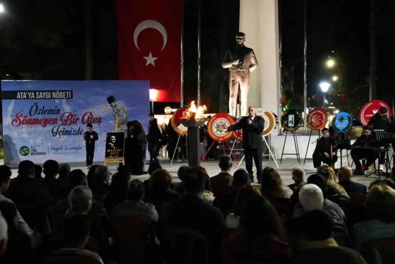 Tire'de 10 Kasım'da 'Ata'ya Saygı Nöbeti' Düzenlendi Tire'de 10 Kasım'da 'Ata'ya Saygı Nöbeti' Düzenlendi