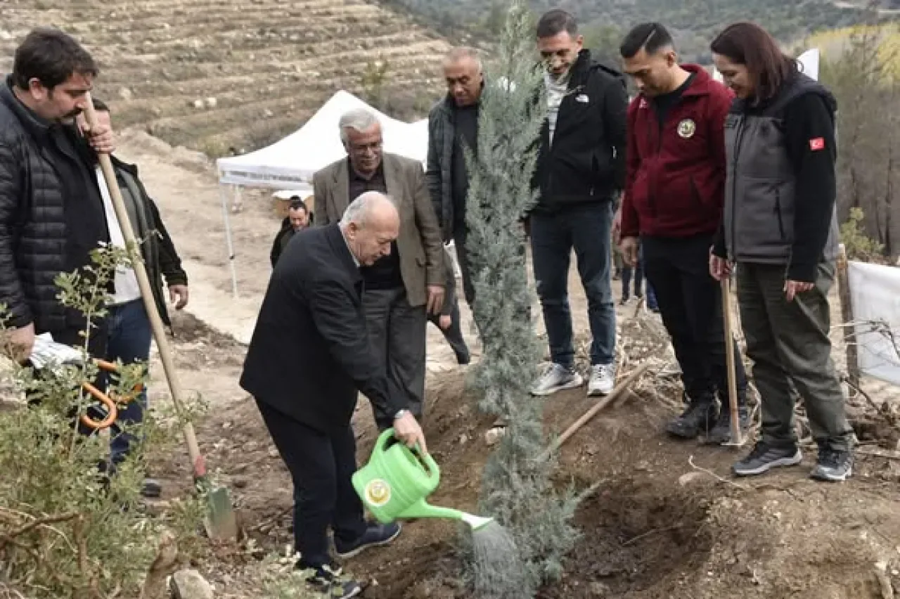 Dursunbey'de Orman Yangını Sonrası "Sevdamız Yeşil Vatan" Ağaçlandırma Seferberliği Dursunbey'de Orman Yangını Sonrası "Sevdamız Yeşil Vatan" Ağaçlandırma Seferberliği