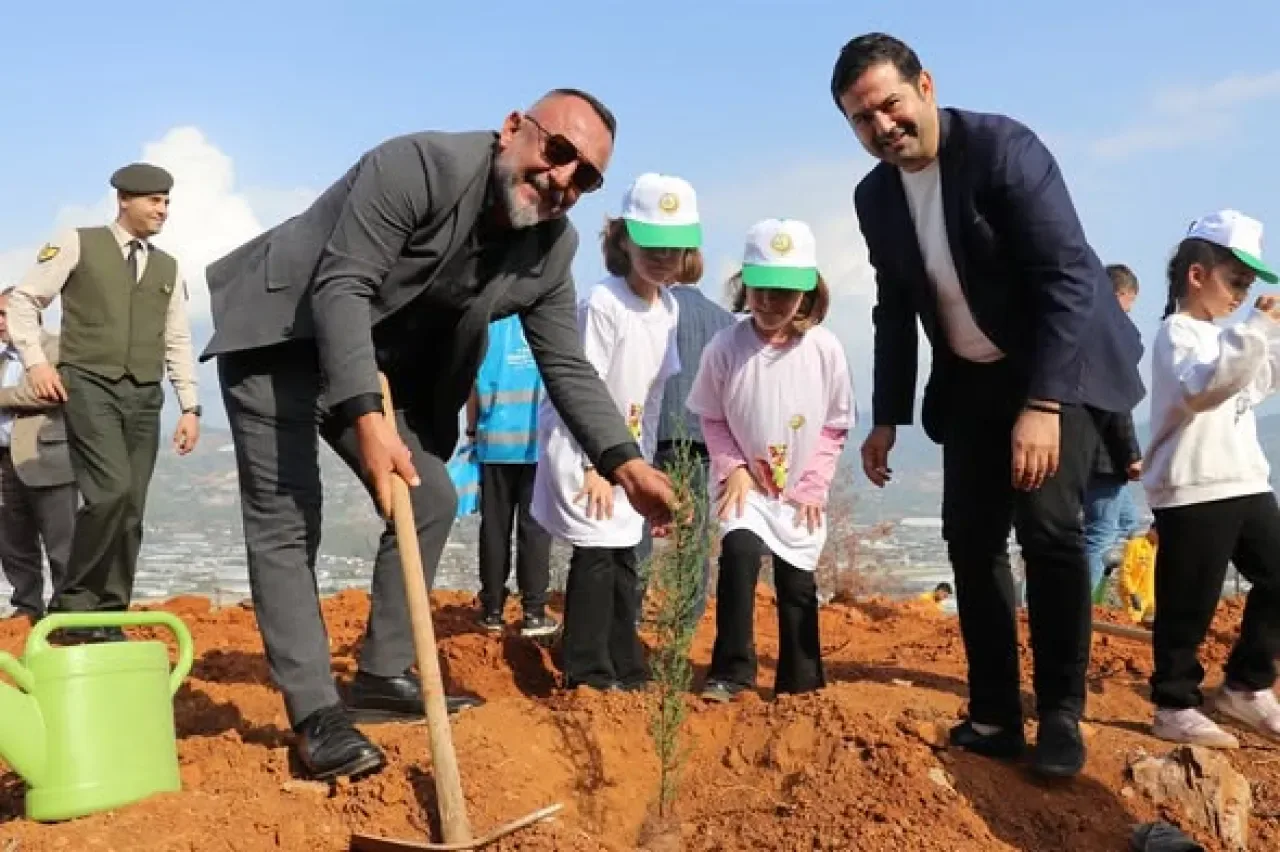 Gazipaşa'da 11 Kasım Milli Ağaçlandırma Günü'nde Fidanlar Toprakla Buluştu Gazipaşa'da 11 Kasım Milli Ağaçlandırma Günü'nde Fidanlar Toprakla Buluştu