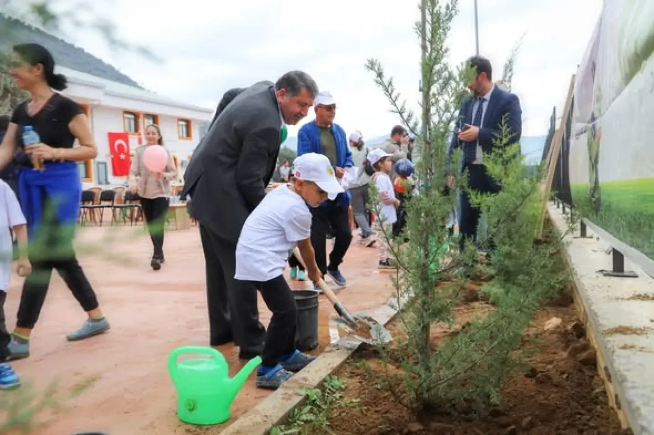Bayındır'da 11 Kasım'da Öğrenciler ve Veliler Fidan Dikti Bayındır'da 11 Kasım'da Öğrenciler ve Veliler Fidan Dikti