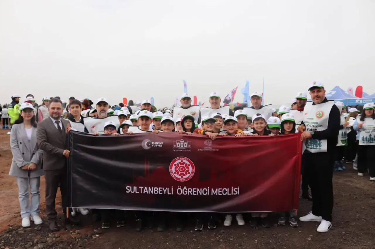 Sultanbeyli'de Geleceğe Nefes Olmak İçin Fidanlar Toprakla Buluştu Sultanbeyli'de Geleceğe Nefes Olmak İçin Fidanlar Toprakla Buluştu
