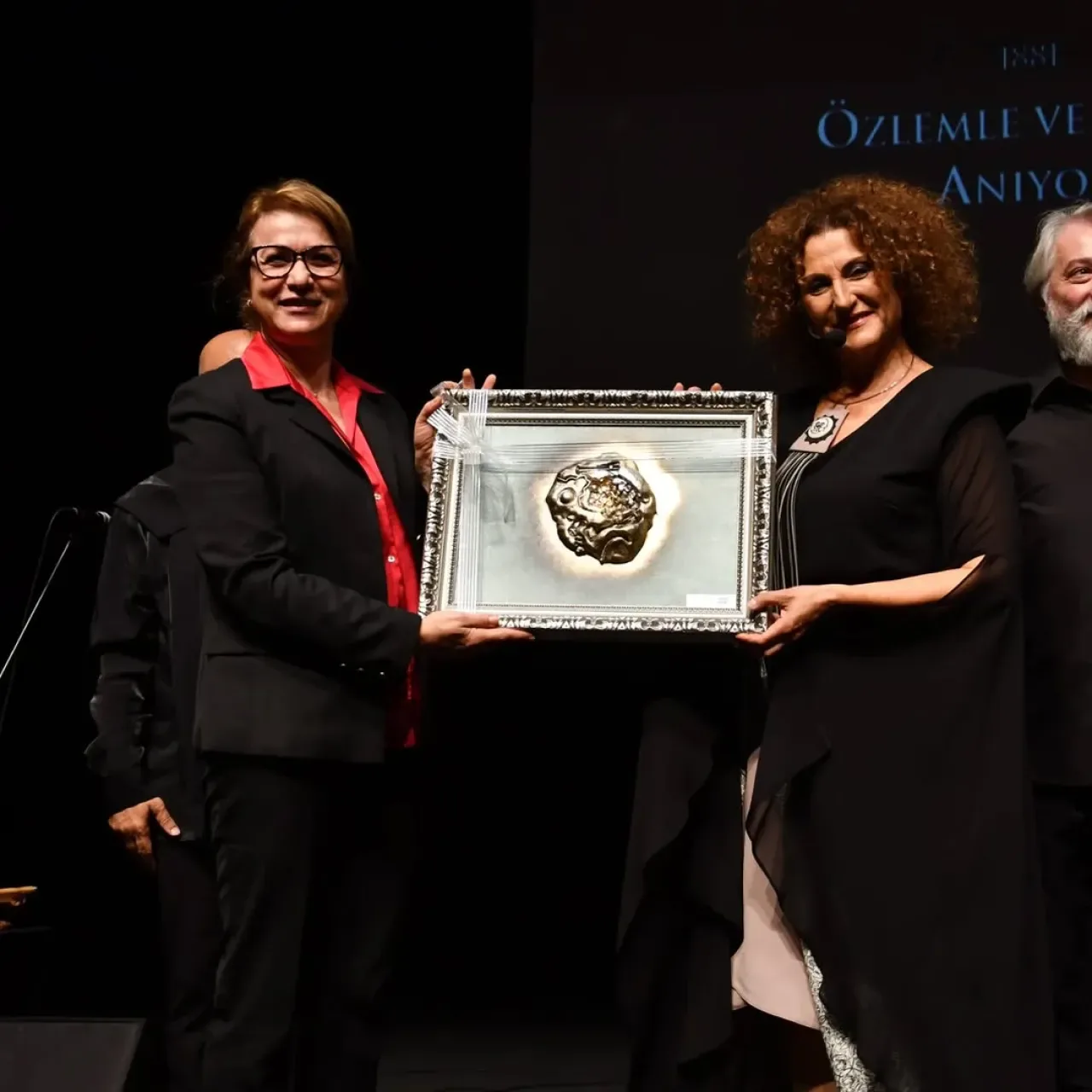 Balıkesir'de 10 Kasım Atatürk'ü Anma Konseri Duygulandırdı Balıkesir'de 10 Kasım Atatürk'ü Anma Konseri Duygulandırdı