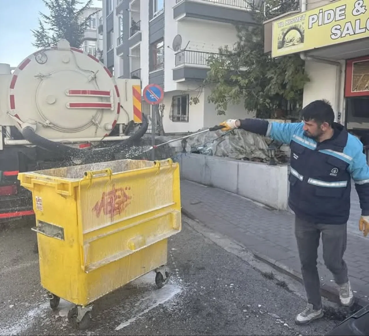 Pursaklar'da Konteyner Temizliği ile Sokaklar Ferahladı Pursaklar'da Konteyner Temizliği ile Sokaklar Ferahladı