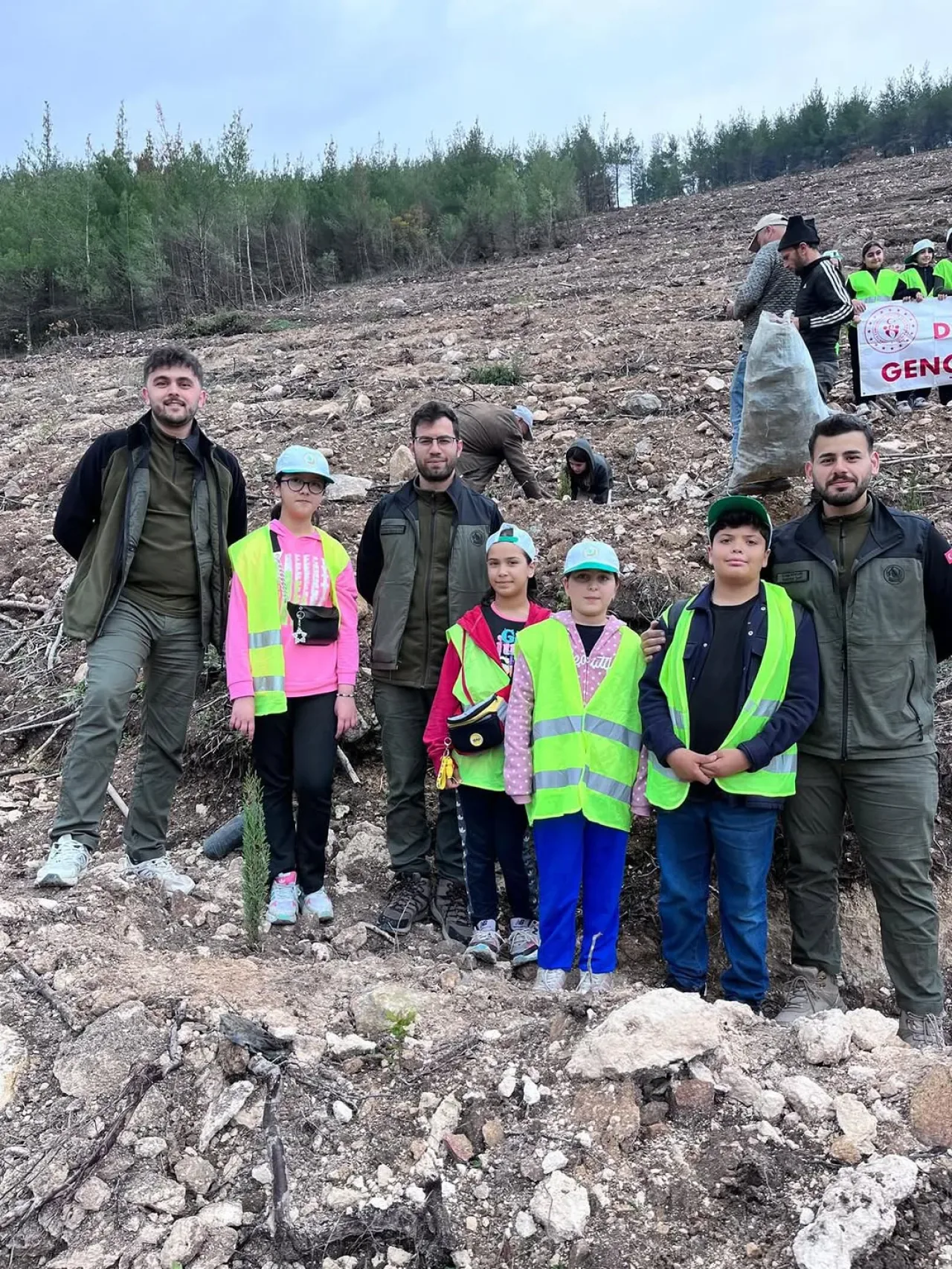 Dursunbey ve Sındırgı'da Yağmura Rağmen Fidanlar Toprakla Buluştu Dursunbey ve Sındırgı'da Yağmura Rağmen Fidanlar Toprakla Buluştu