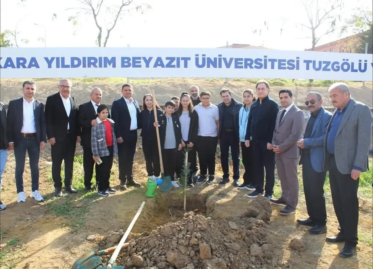 Şereflikoçhisar'da Milli Ağaçlandırma Günü'nde Yüzlerce Fidan Toprakla Buluştu Şereflikoçhisar'da Milli Ağaçlandırma Günü'nde Yüzlerce Fidan Toprakla Buluştu