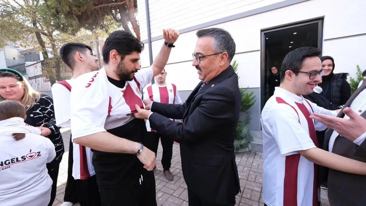 İnegölspor, Özel Öğrencilere Forma ve Eşofman Desteğinde Bulundu İnegölspor, Özel Öğrencilere Forma ve Eşofman Desteğinde Bulundu