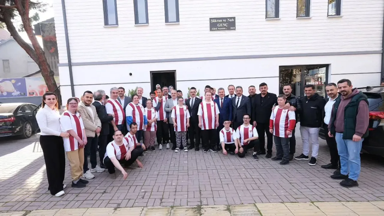 İnegölspor, Özel Öğrencilere Forma ve Eşofman Takımı Hediye Etti İnegölspor, Özel Öğrencilere Forma ve Eşofman Takımı Hediye Etti