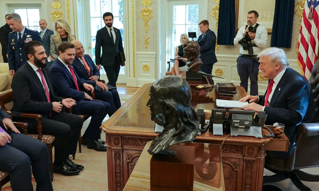 Trump Beyaz Saray'da Suriye Geçici Hükümeti Lideri ile Görüştü Trump Beyaz Saray'da Suriye Geçici Hükümeti Lideri ile Görüştü