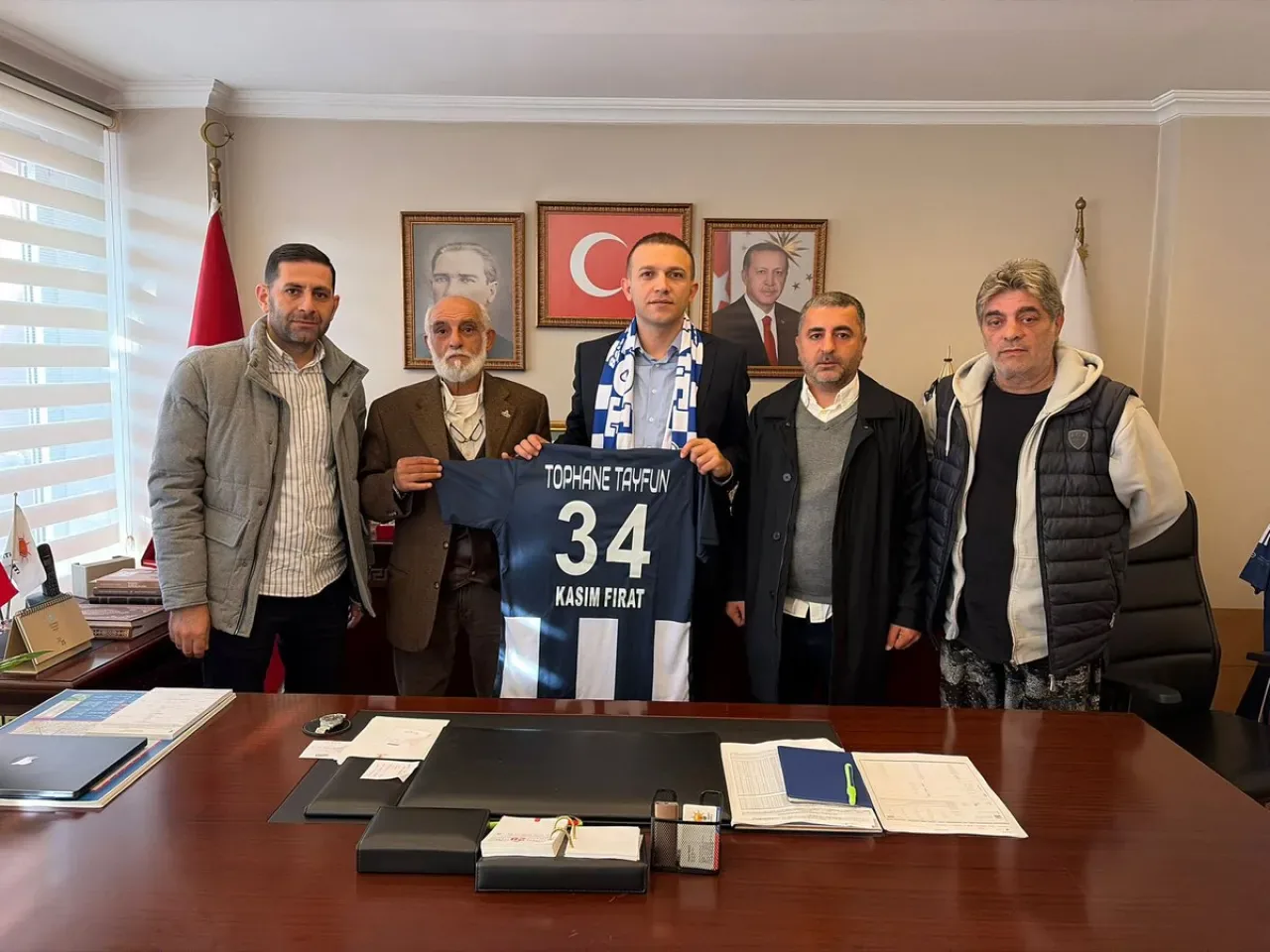AK Parti Beyoğlu İlçe Başkanlığı, Tophane Tayfun Spor Kulübü Yönetimi ile Görüştü AK Parti Beyoğlu İlçe Başkanlığı, Tophane Tayfun Spor Kulübü Yönetimi ile Görüştü