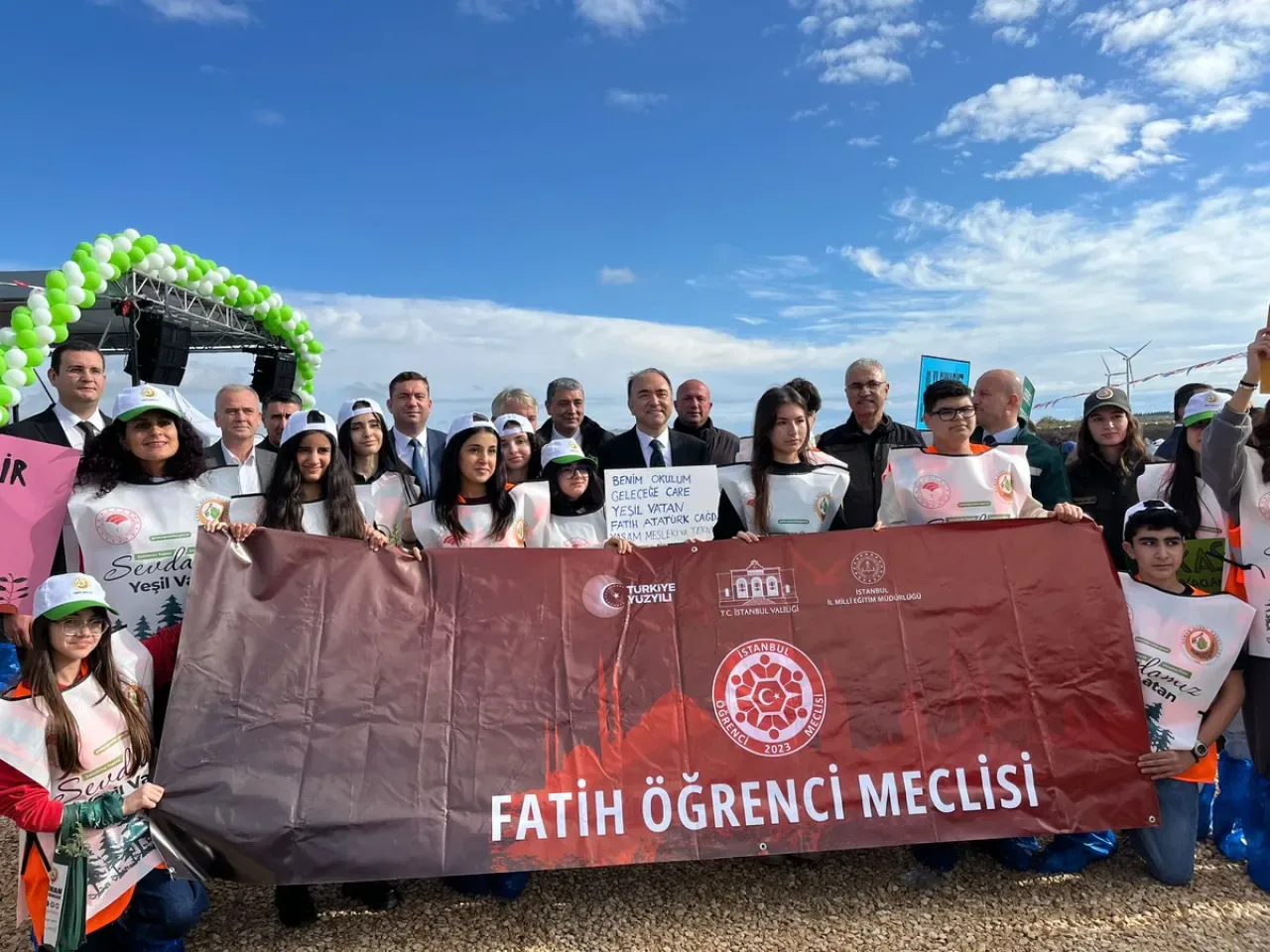 Silivri'de Geleceğe Nefes Olmak İçin Fidanlar Toprakla Buluştu Silivri'de Geleceğe Nefes Olmak İçin Fidanlar Toprakla Buluştu