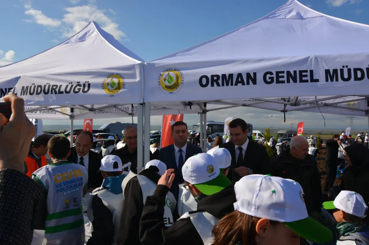Silivri'de 11 Kasım Milli Ağaçlandırma Günü Kapsamında Fidanlar Toprakla Buluştu Silivri'de 11 Kasım Milli Ağaçlandırma Günü Kapsamında Fidanlar Toprakla Buluştu