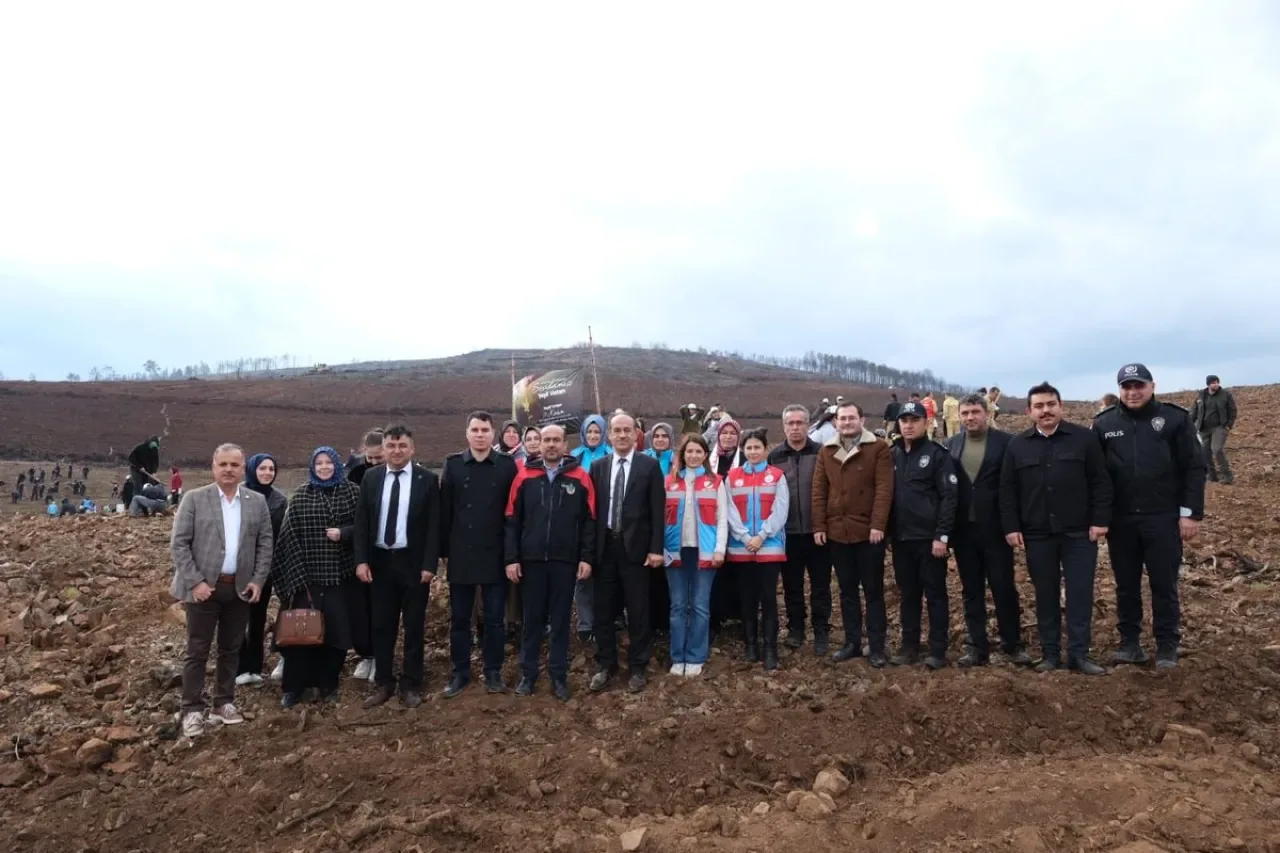 Orhaneli'de Yangın Zararı Gören Bölgeye Fidan Dikimi Orhaneli'de Yangın Zararı Gören Bölgeye Fidan Dikimi