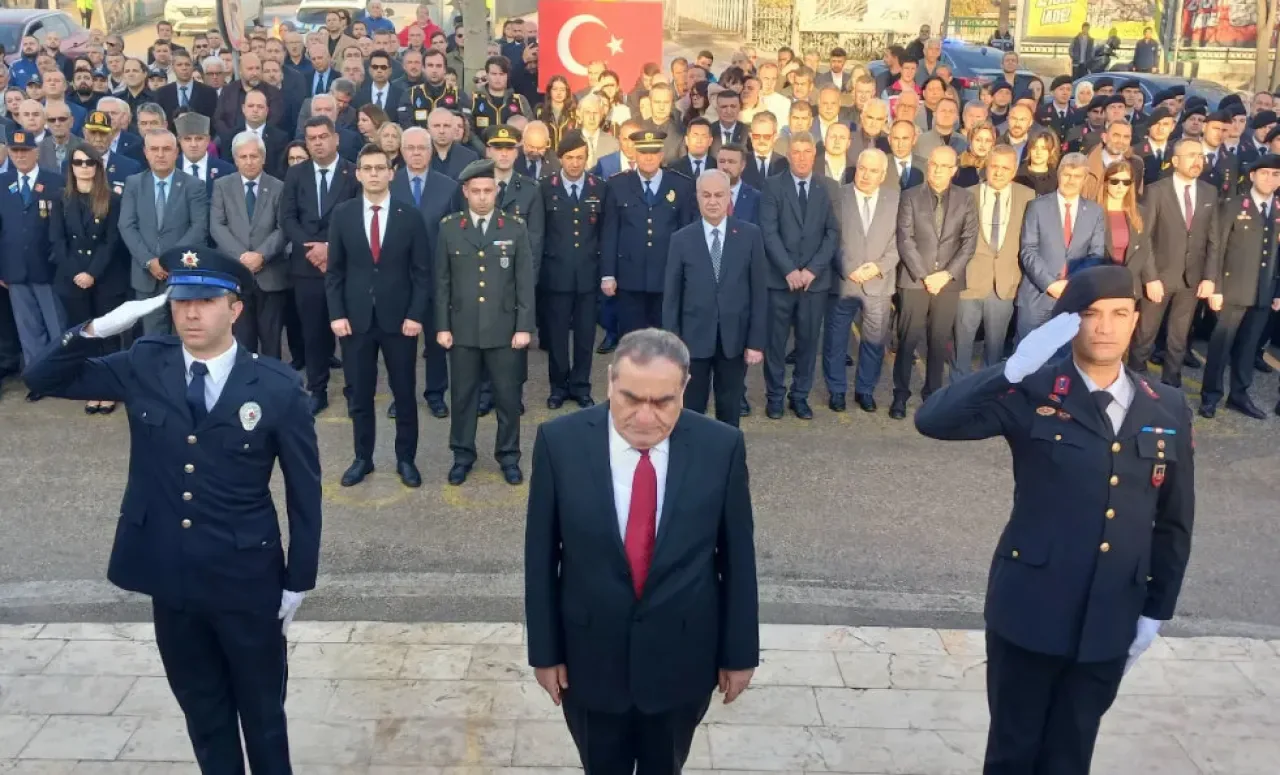 Mustafakemalpaşa'da Atatürk'ü Anma Töreni Çelenk Sunumuyla Başladı Mustafakemalpaşa'da Atatürk'ü Anma Töreni Çelenk Sunumuyla Başladı