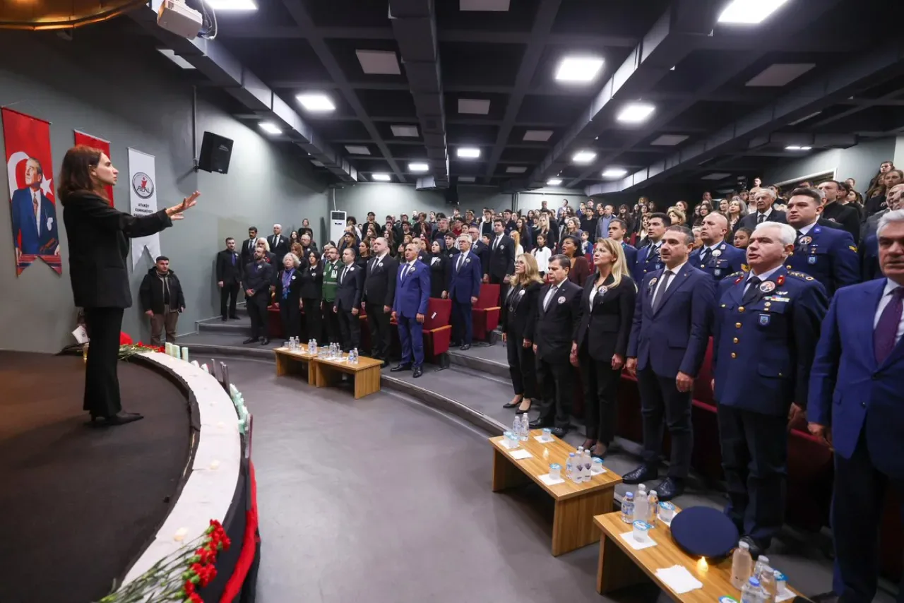 Bakırköy'de 10 Kasım Atatürk'ü Anma Töreni Duygusal Anlara Sahne Oldu Bakırköy'de 10 Kasım Atatürk'ü Anma Töreni Duygusal Anlara Sahne Oldu