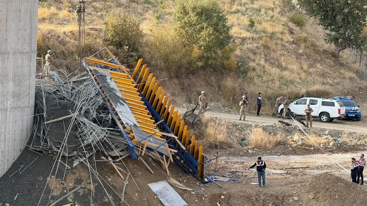 Diyarbakır'daki Viyadük Çökmesinde 4 Kişi Gözaltına Alındı Diyarbakır'daki Viyadük Çökmesinde 4 Kişi Gözaltına Alındı